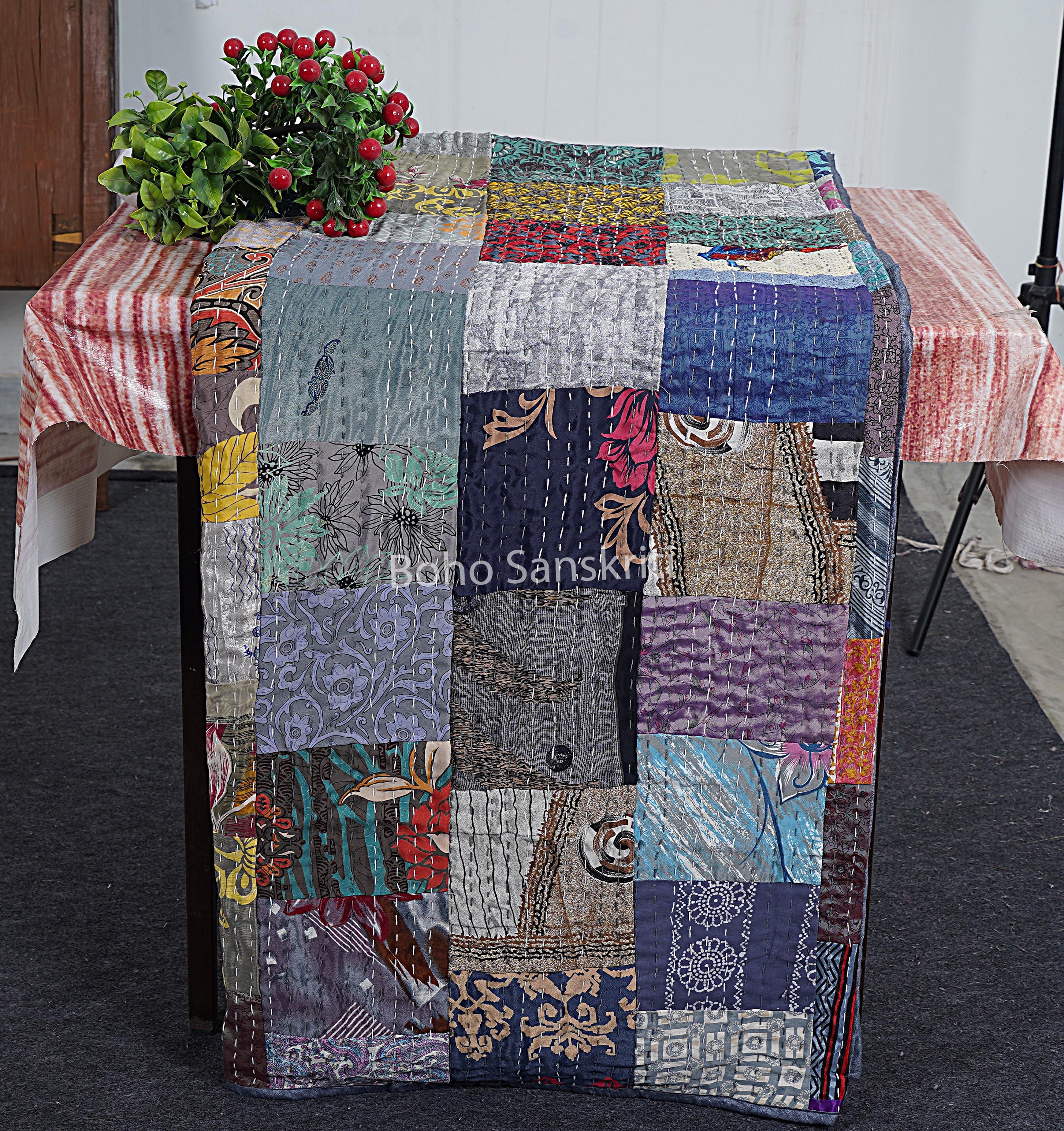 Zwarte Mooie Handgemaakte Vintage Zijde Sari Jari Patchwork Khambhadiya Kantha Quilten Borduurwerk Kantha Quilt Omkeerbare Bed Cover Assoted Kantha Quilt Gooi Deken Twin/Queen/King (60X90 inch
