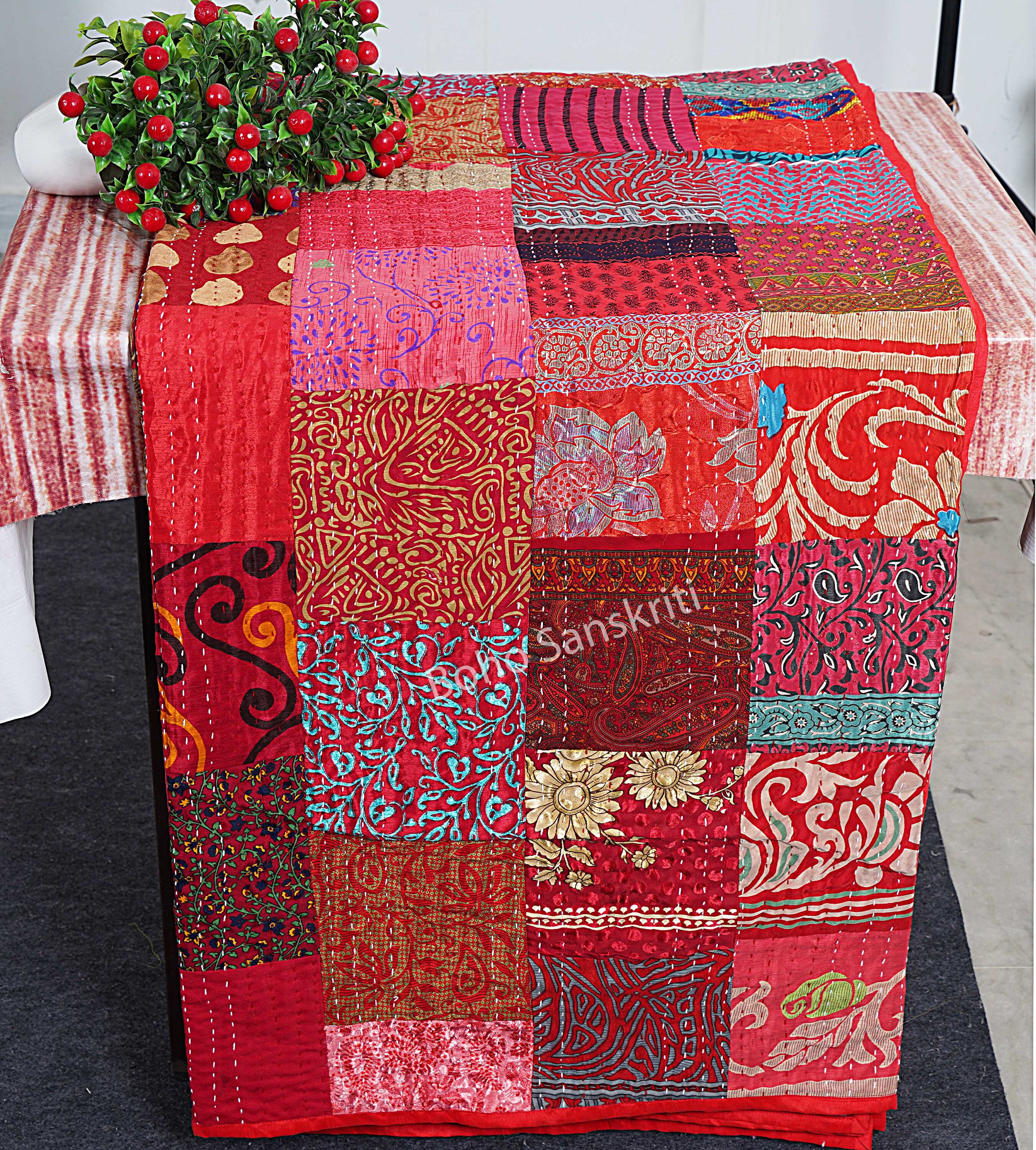 Trapunta Kantha in cotone floreale: copriletto indiano fatto a mano, biancheria da letto boho - Italia