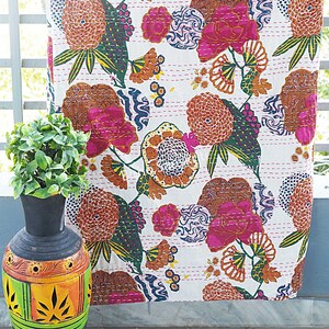 K&ouml;nnte beinhalten: Wei&szlig;e Kantha-Steppdecke mit einem floralen Muster in den Farben Rosa, Orange, Gr&uuml;n und Braun. Die Steppdecke ist handgen&auml;ht und hat ein traditionelles indisches Design.