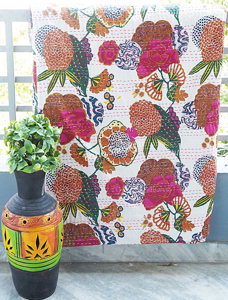 K&ouml;nnte beinhalten: Wei&szlig;e Kantha-Steppdecke mit einem floralen Muster in den Farben Rosa, Orange, Gr&uuml;n und Braun. Die Steppdecke ist handgen&auml;ht und hat ein traditionelles indisches Design.