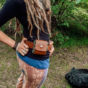 FOREST GREEN Gathering Foraging Bag, Folding Collapsible Drawstring Bushcraft Bag, Belt Pouch, Waxed Canvas Mushroom bag, berry bag image 3