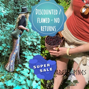 Puede incluir: Una persona en un entorno forestal, con sombrero negro, top negro y pantalones estampados, llevando un bolso verde. Otra persona sostiene una cesta de cuero marrón llena de bayas. El texto de la imagen dice "Discounted / Flawed - No Returns" y "Super Sale".