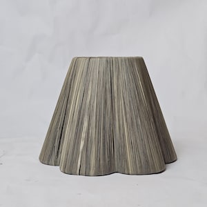 Puede incluir: Un juego de tres tazas de cerámica con un acabado moteado y mate. Las tazas son de color crema, marrón claro y marrón oscuro. Cada taza tiene un diseño simple y minimalista y un asa redondeada.