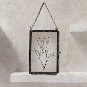 Handgeperst gipskruid bloemlijst, gedroogde gipskruid glazen muurkunst, rustiek hangend botanisch decor, uniek housewarmingcadeau
