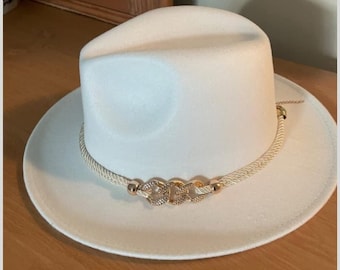 Handgemaakte witte vilten fedora: trouwhoed in panamastijl met brede rand