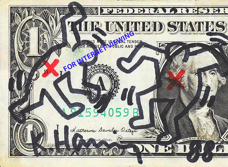 Puede incluir: Un billete de un d&oacute;lar con un dibujo en blanco y negro de dos figuras. Las figuras est&aacute;n dibujadas en un estilo simple y parecen estar bailando. El texto "FOR INTERNET VIEWING" est&aacute; escrito en azul en el billete. El billete est&aacute; firmado por "Katherine Savales Ortega" y tiene el n&uacute;mero de serie "M 81594059 B".