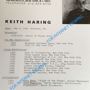 Puede incluir: Una fotograf&iacute;a en blanco y negro de Keith Haring, un artista estadounidense, con una biograf&iacute;a de su vida y obra. El texto incluye su fecha de nacimiento, educaci&oacute;n y una lista de sus exposiciones individuales y colectivas. El texto tambi&eacute;n incluye una lista de publicaciones sobre su obra.