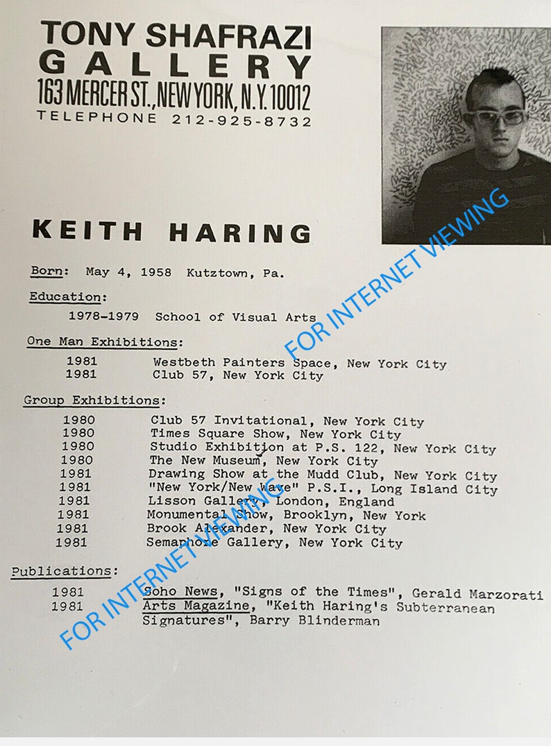 Puede incluir: Una fotograf&iacute;a en blanco y negro de Keith Haring, un artista estadounidense, con una biograf&iacute;a de su vida y obra. El texto incluye su fecha de nacimiento, educaci&oacute;n y una lista de sus exposiciones individuales y colectivas. El texto tambi&eacute;n incluye una lista de publicaciones sobre su obra.