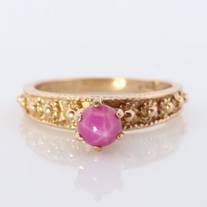 Linde RED PINK STAR Ruby Solitaire ring. 10k Yellow gold.