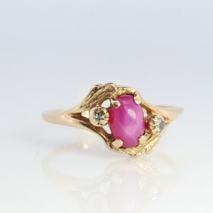 Red star top sapphire ring