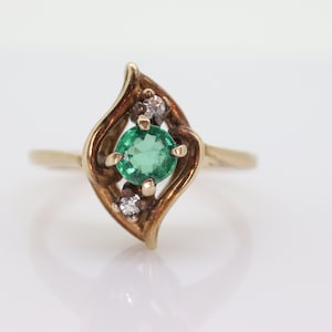 14k ronde smaragd en diamanten ring. 14k geelgouden marquise vorm met diamantaccenten. st(55)