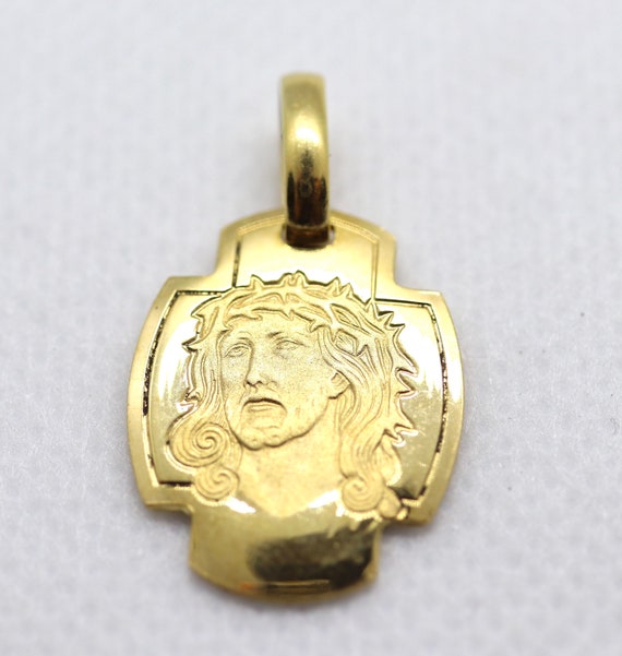 Vintage 18k Yellow Gold Jesus Pendant. Image of Je