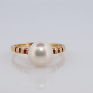 Mikimoto Ring. Vintage 18k Gold Mikimoto Solitaire Pearl Ring. Mikimoto Pearl