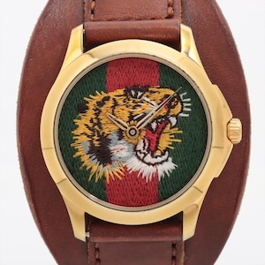 Gucci Quartz 126.4 Armbanduhr. Gucci G gesticktes Tiger Zifferblatt. Le Märze De Merveille