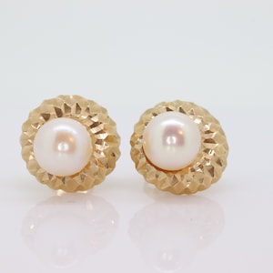 14k Perlen Ohrstecker mit strukturiertem Hintergrund. Hochwertige Akoya Perle Diamantschliff 14k Textur. Ausgefallene Ohrstecker. st(63)
