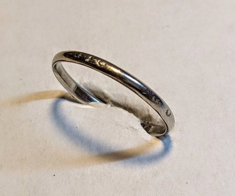 Vintage 14k White Gold Minimalist Band Ring with engraved Eyelids Wedding Promise or Stackable sz 7 w