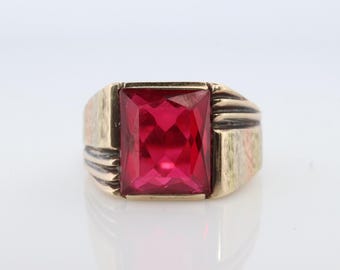 Anillo de rubí de 10k. Anillo de sello de rubí LC para hombre en oro amarillo de 10k.