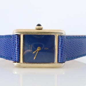 Cadran mystère bleu Tank Must De Cartier. Petite montre à remontoir en vermeil argent 925
