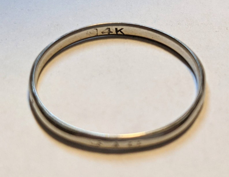 Vintage 14k White Gold Minimalist Band Ring with engraved Eyelids Wedding Promise or Stackable sz 7 w