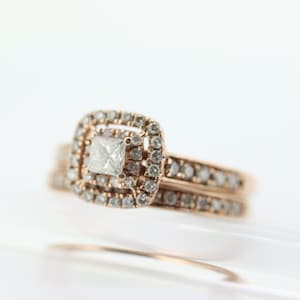 Juego de alianzas de oro rosa de 10 k con diamantes. Juego de boda con doble halo de corte princesa. Conjunto de compromiso. Conjunto de anillos de novia. Banda de la eternidad. calle(316)