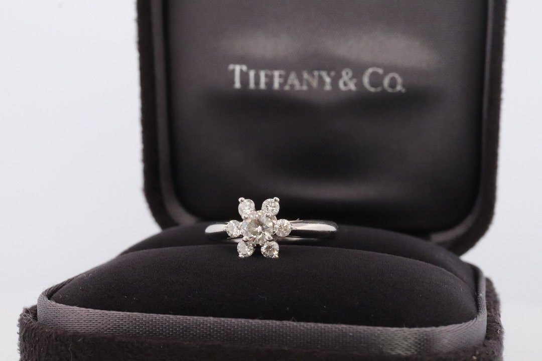 Tiffany & Co. フラワー ダイヤモンド リング Tiffany and Co. Diamond Ring. Platinum Flower Diamond Band