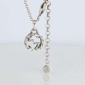 Collar vintage Gucci. Colgante de plata de ley con el logo doble G de Gucci.