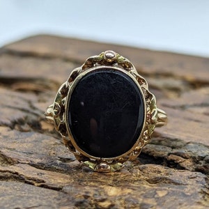 Oval Onyx ring. 10k ornate gold frame onyx ring. Mourning ring. St(103/50)