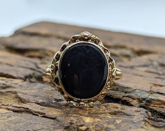 Oval Onyx ring. 10k ornate gold frame onyx ring. Mourning ring. St(103/50)