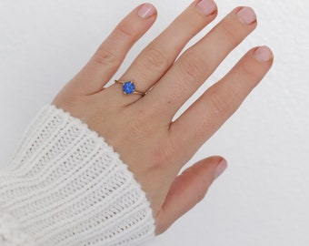 10k ラウンド ブルー スピネル リング。10k イエロー ゴールド ブルー