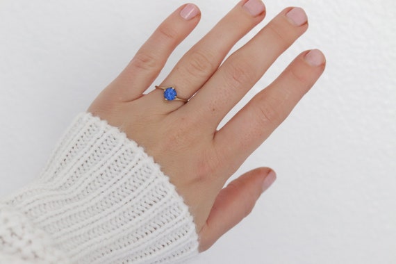 10k ラウンド ブルー スピネル リング。10k イエロー ゴールド ブルー