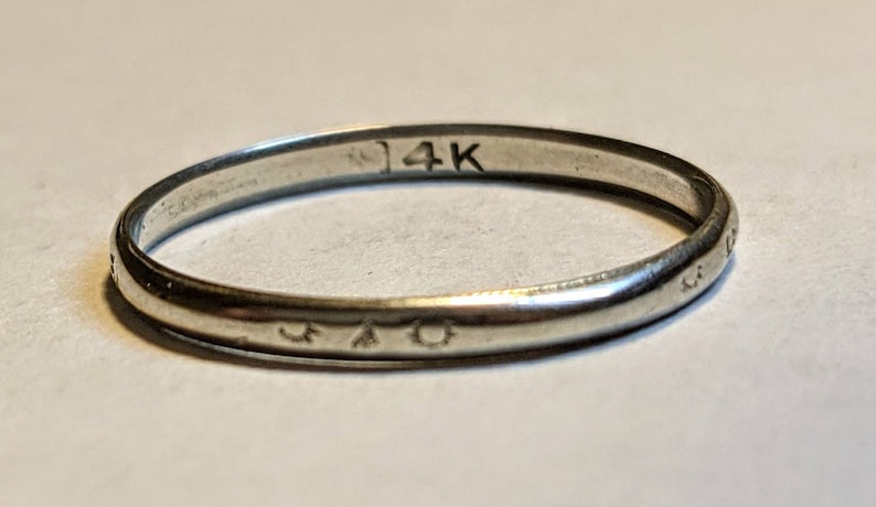 Vintage 14k White Gold Minimalist Band Ring with engraved Eyelids Wedding Promise or Stackable sz 7 w