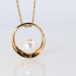 Mikimoto Pendant. Vintage 18k Yellow Gold Mikimoto Pearl Necklace Wreath