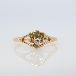 Mikimoto Ring. Vintage 18k Gold Mikimoto Dainty Diamond Ring.