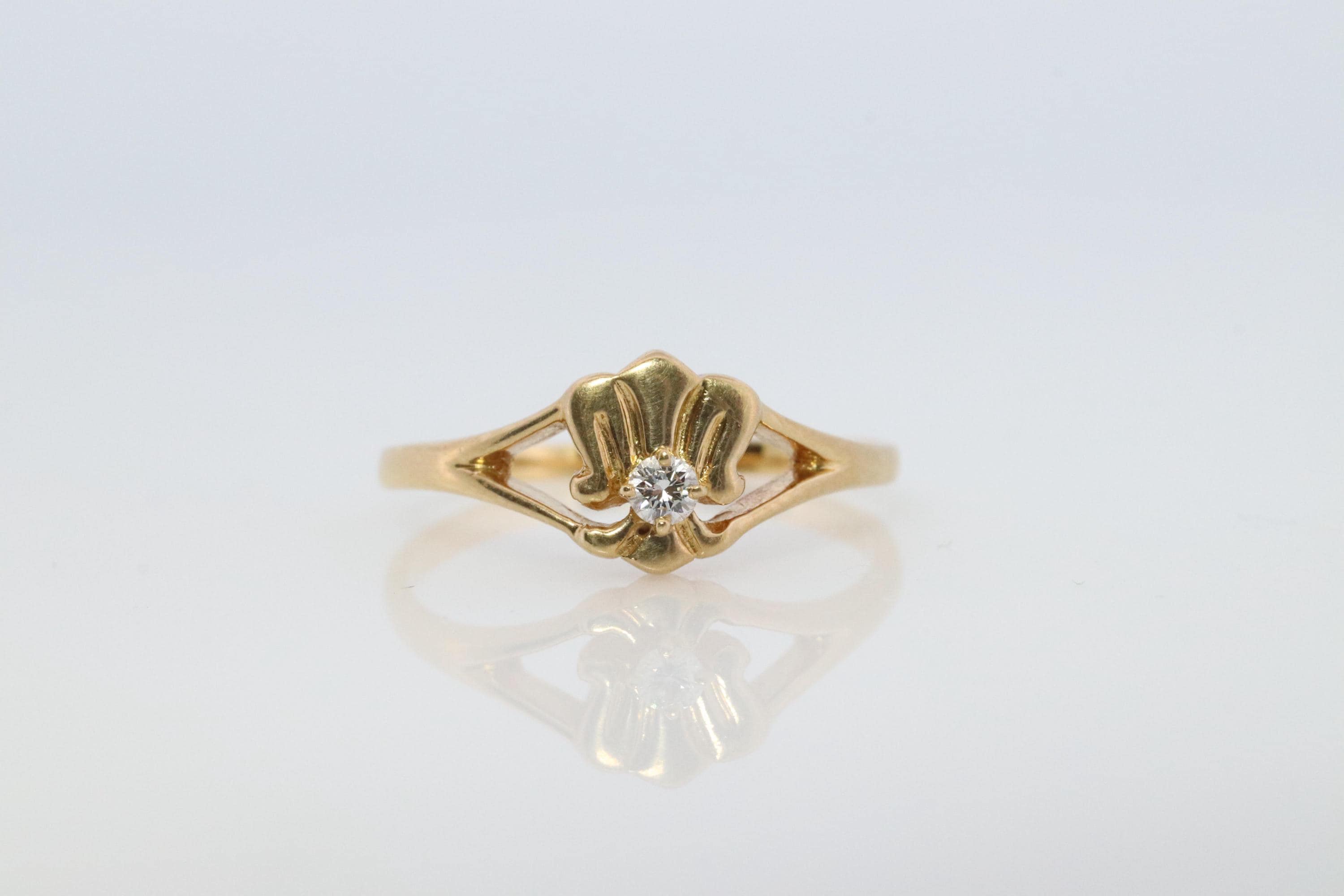 Anillo Mikimoto. Anillo vintage Mikimoto de oro de 18 quilates con diamantes delicados.