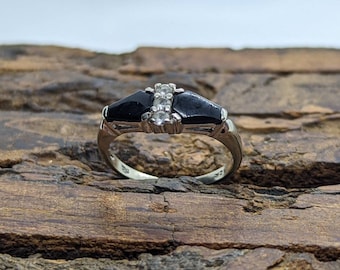 10k Onyx and White topaz Band. 10k Double Onyx and topaz ring. st(93/15)