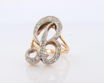 Anillo personalizado con la letra B y diamantes. Anillo de oro amarillo de 14k con la letra B en cursiva.