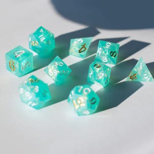 Die Umarmung des Mondes - Handgefertigtes Sharp Edge Würfelset für DnD, D&D, RPG Würfel, Irisierende Würfel, Frosted Würfel, Eiswürfel