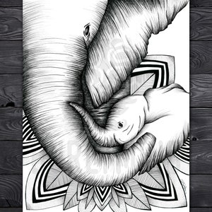 Puede incluir: Un dibujo en blanco y negro de dos elefantes, uno grande y otro pequeño, con el elefante más pequeño acurrucado dentro de la trompa del más grande. Los elefantes están rodeados por un diseño de mandala detallado.