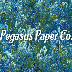 Könnte beinhalten: Ein blaues, grünes und weißes Marmorpapier mit einem weißen Textüberlagerung, der "Pegasus Paper Co." lautet.