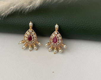 Brincos Maharashtrian Kudi: Brincos banhados a ouro com rubi, pérola e zircônia cúbica