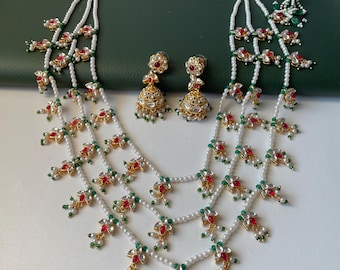Weisse Perle Kundan Raanihaar: 3-Layer Halskette mit passenden Jhumkis
