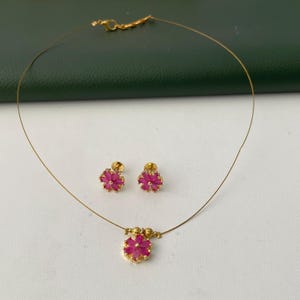 Nysaa guldpläterat minimalistiskt osynligt AD-halsbandsset Ruby CZ