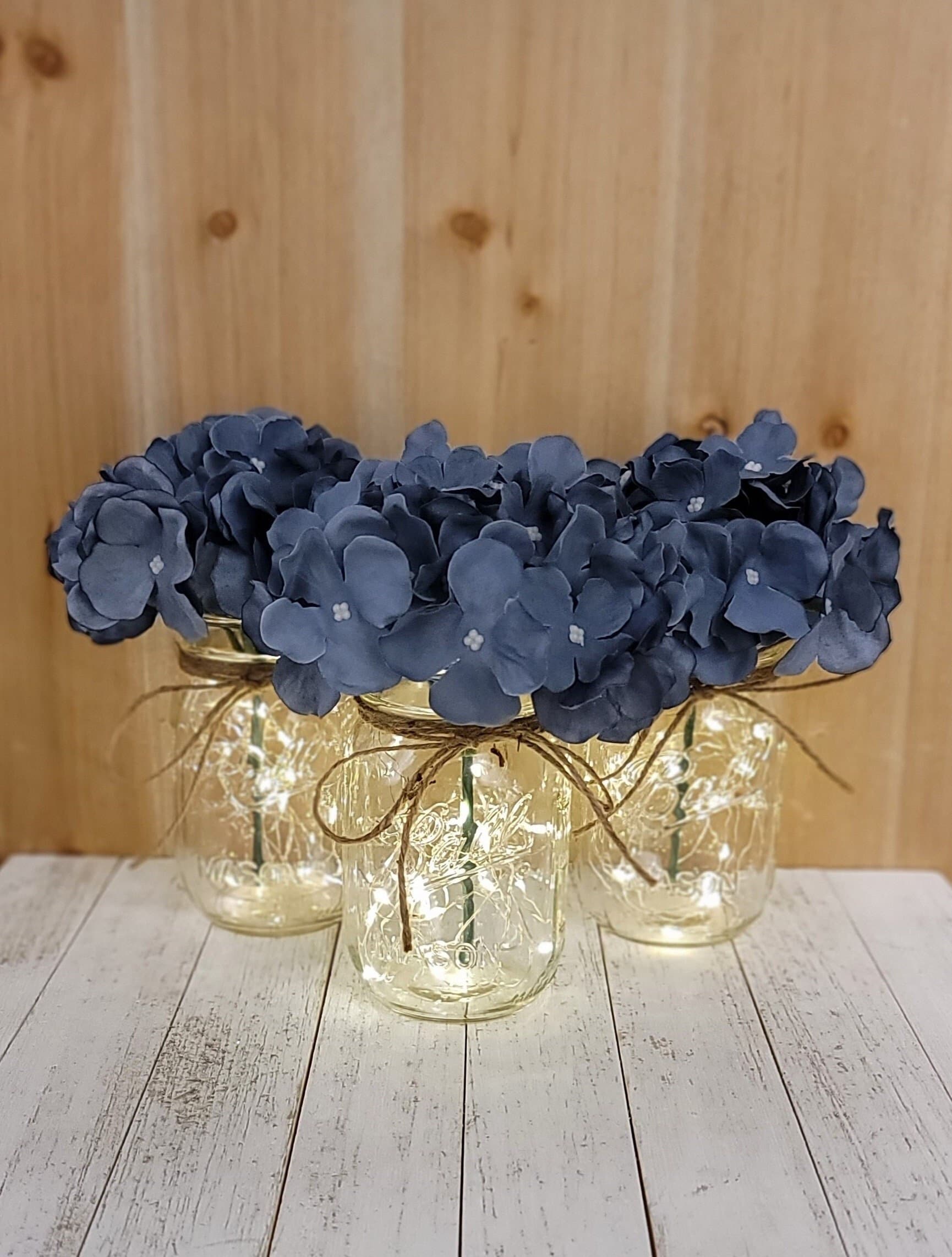 Centros de mesa iluminados con hortensias azul polvoriento en frascos de  vidrio, decoración para bodas, baby shower, despedidas de soltera,  graduaciones, celebraciones y eventos corporativos. - Etsy México, image size:1730x2284