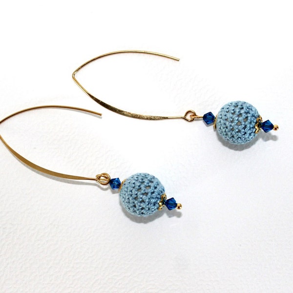 Bijoux clou d'oreilles pendant boule au crochet en fil de coton bleu ciel perles Swarovski assorties tige acier inoxydable doré