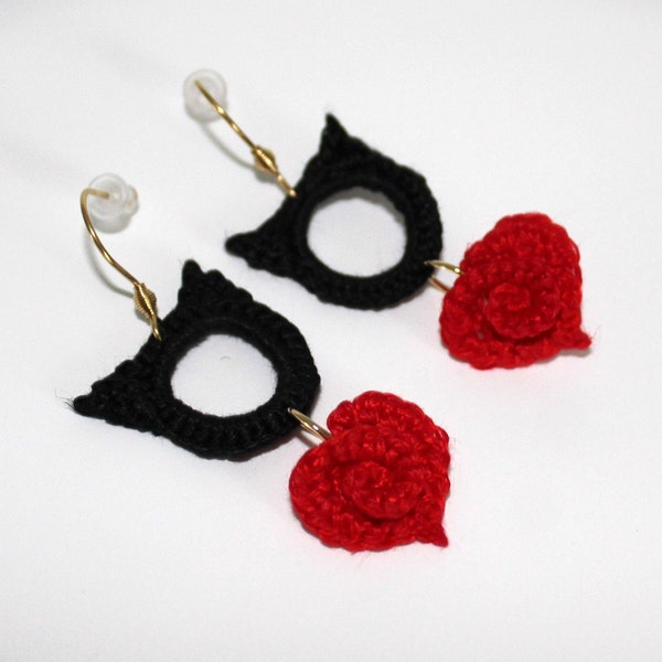 Boucles d'oreilles fantaisie tête de chat noire et cœur rouge fait main au crochet en fin de coton sur crochet en acier inoxydable doré