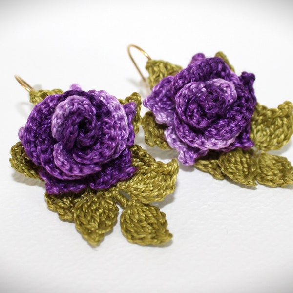 Bijoux boucles d'oreille bouton de rose dégradé violet parme fil coton crocheté sur un crochet acier inoxydable doré mode fleurie romantique