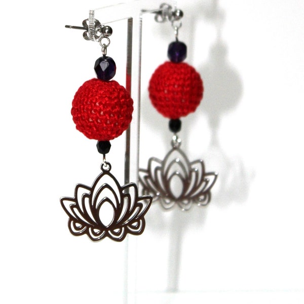 Bijoux clou d'oreilles pendant boule au crochet en fil de coton rouge perles Swarovski noires  pendentif fleur de lotus acier inoxydable