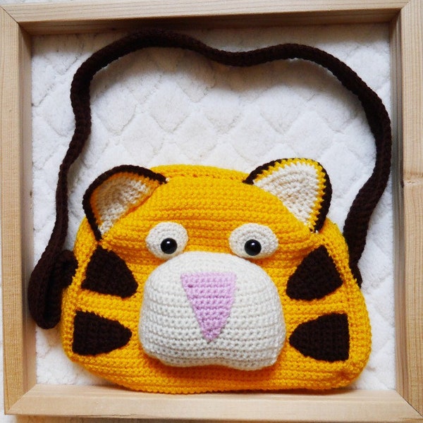 Sac bandoulière cadeau année du tigre pour enfant fermé par zip  fait main en laine amigurumi jaune et marron