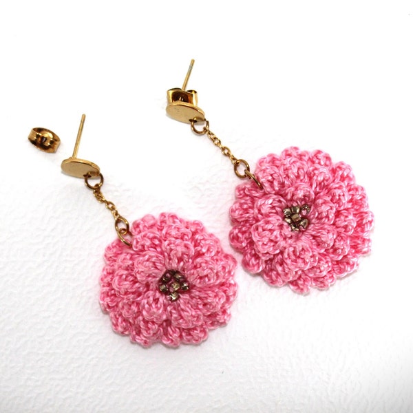Bijoux boucles d'oreille pendantes fleur rose en fil coton faites main au crochet sur chaine dorée et clou rond en acier inoxydable