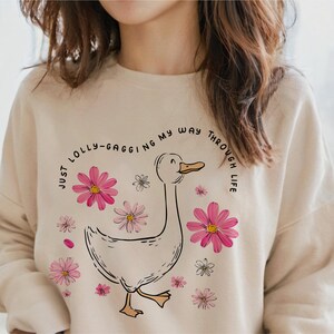 PNG Lolly Gagging Silly Goose, lindo pato con frase antigua, camiseta, taza, diseño de arte de sublimación, divertida pegatina de ganso con dibujos florales de margarita rosa